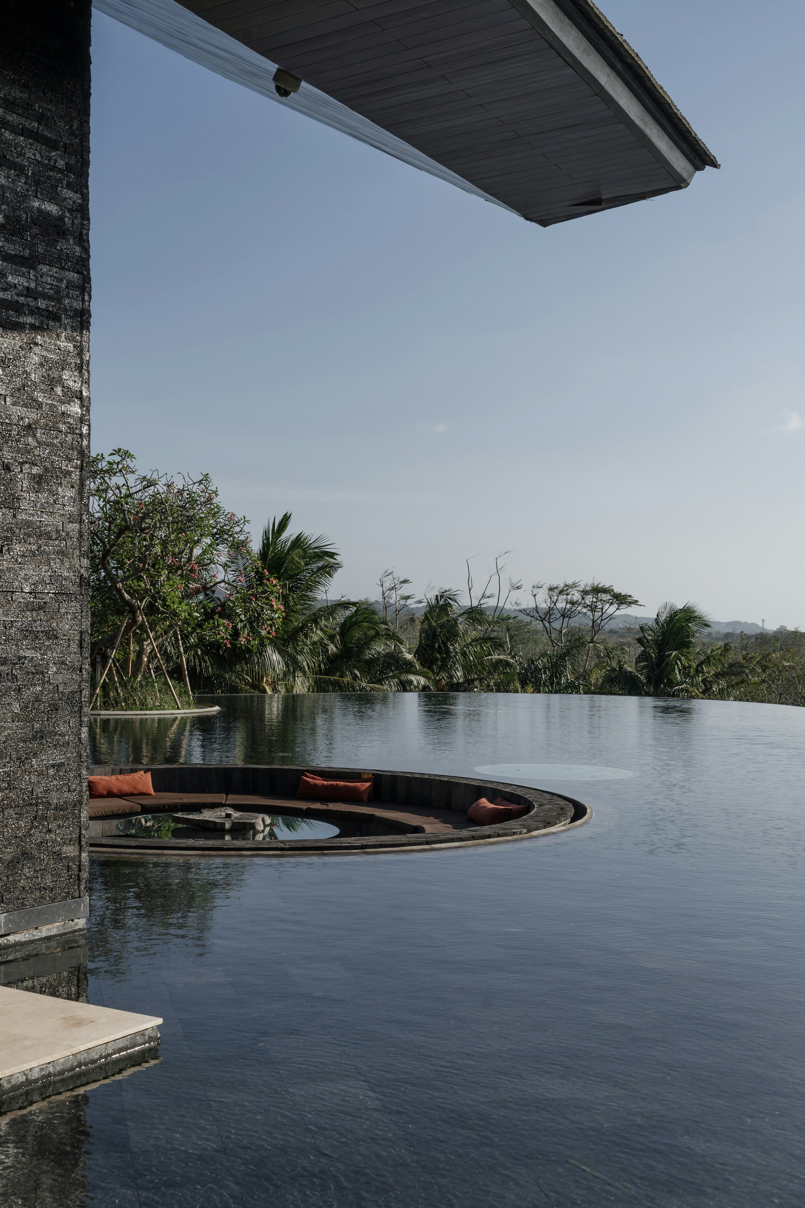A large pool with a boat in the middle of it photo – Free Rimba ...