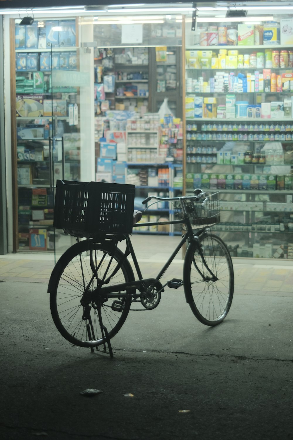 un vélo garé devant un magasin