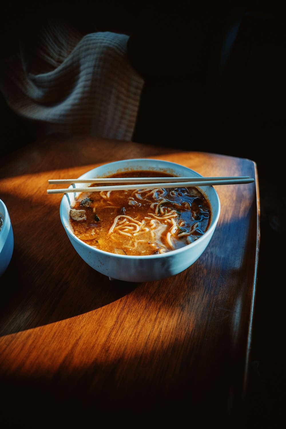テーブルの上の箸とスープのボウル