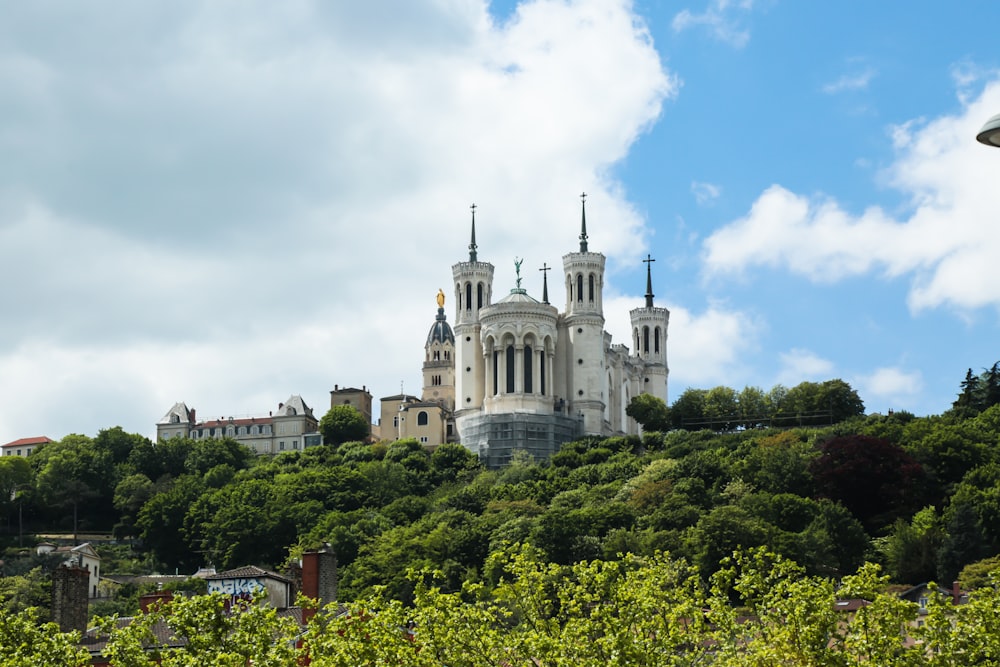 un grand bâtiment blanc au sommet d’une colline