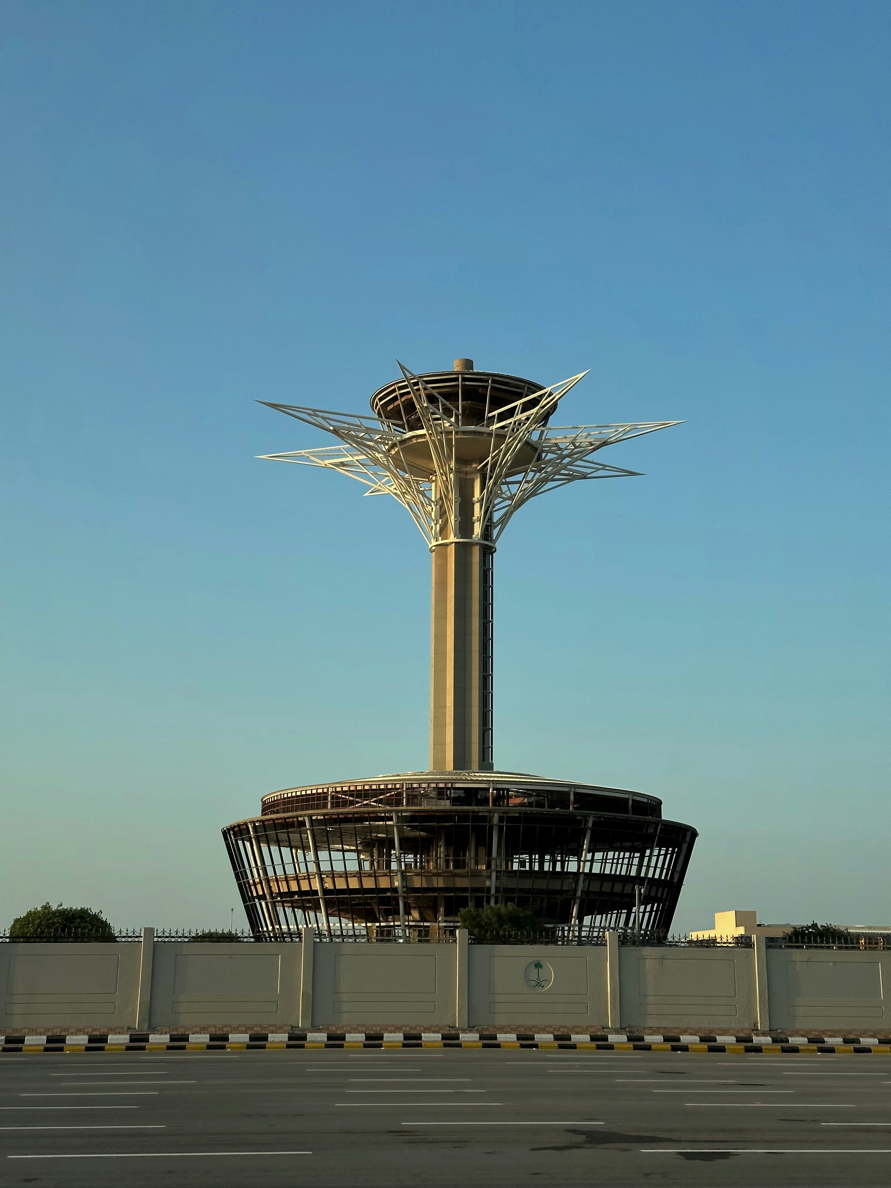menara yang sangat tinggi dengan jam di atasnya