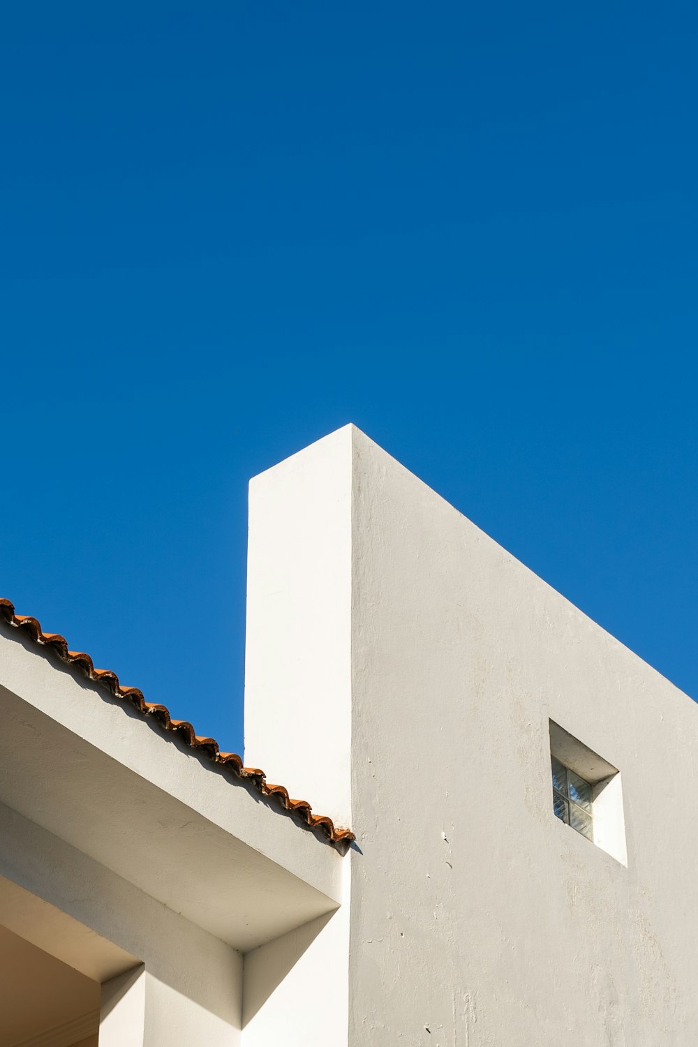 Un edificio bianco con un cielo blu sullo sfondo