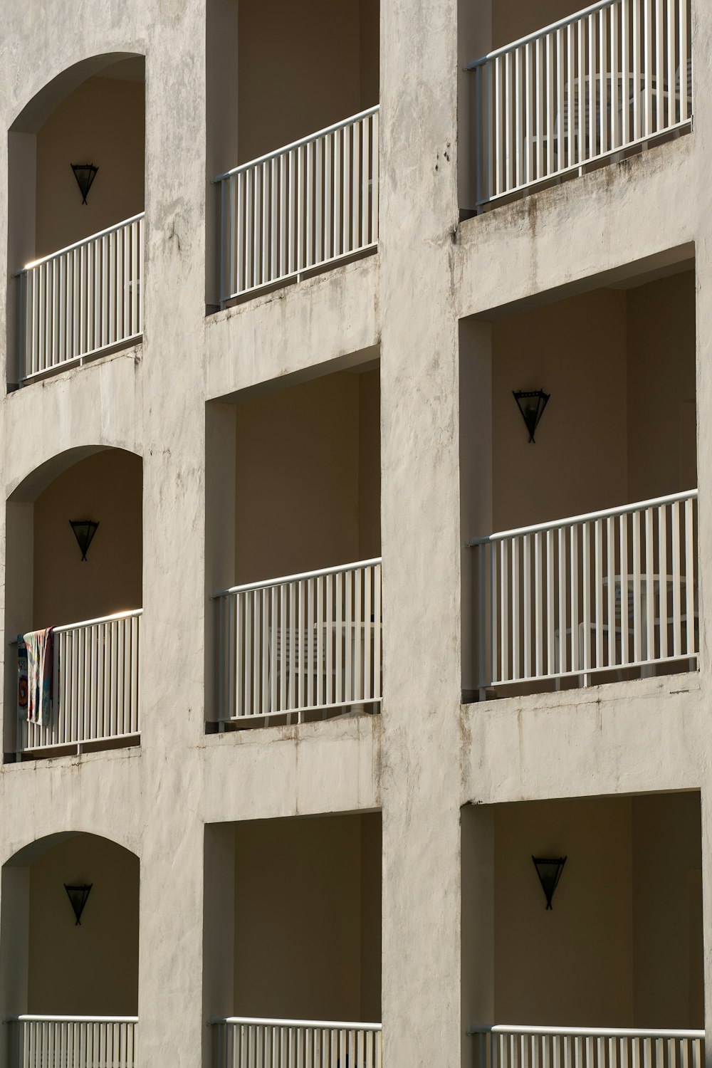 un condominio con balconi e balconi sui balconi