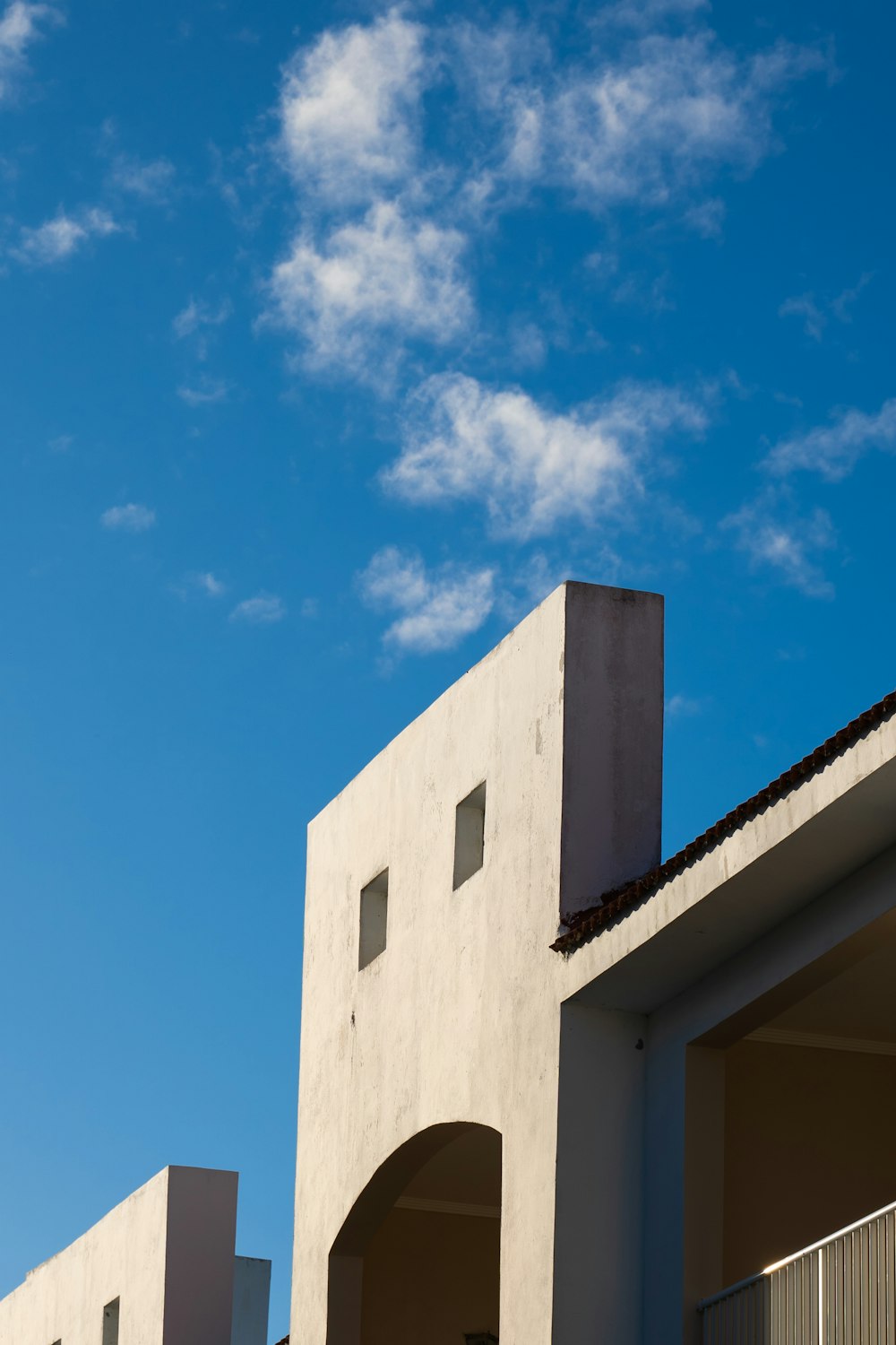 Un edificio blanco con un cielo azul en el fondo