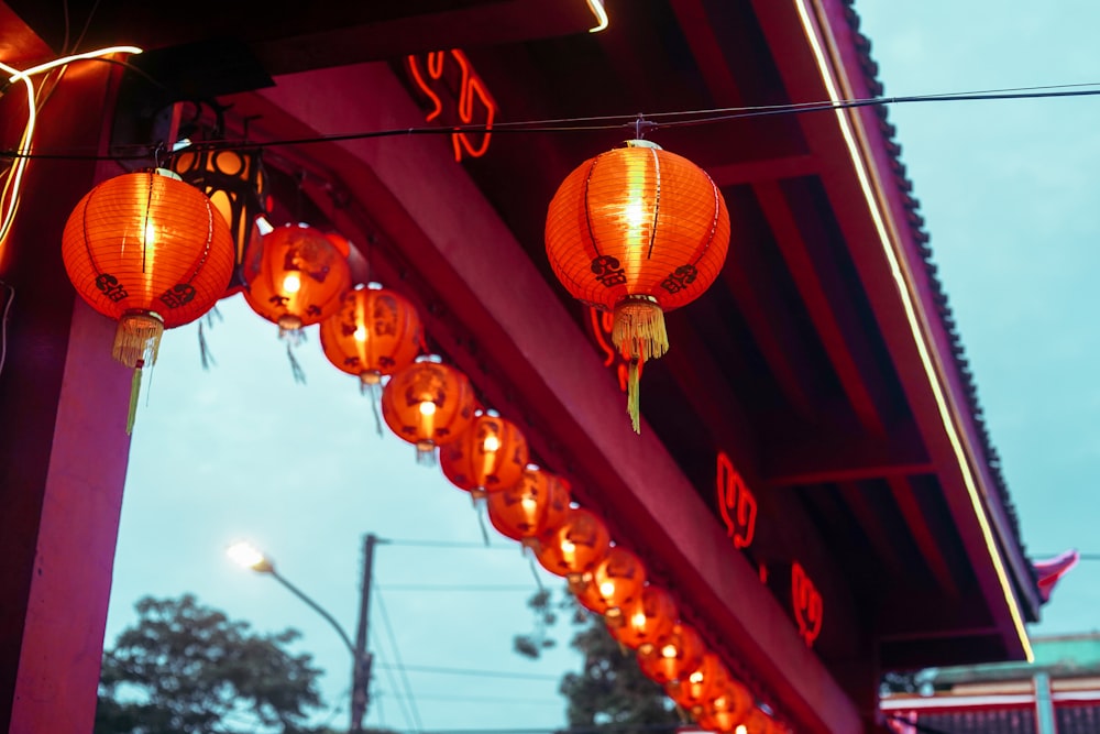 Un groupe de lanternes rouges suspendues à un toit