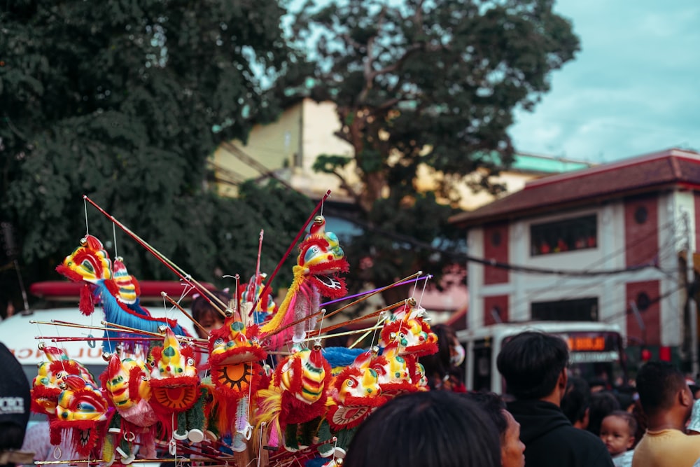 Un grupo de personas de pie alrededor de una carroza de carnaval