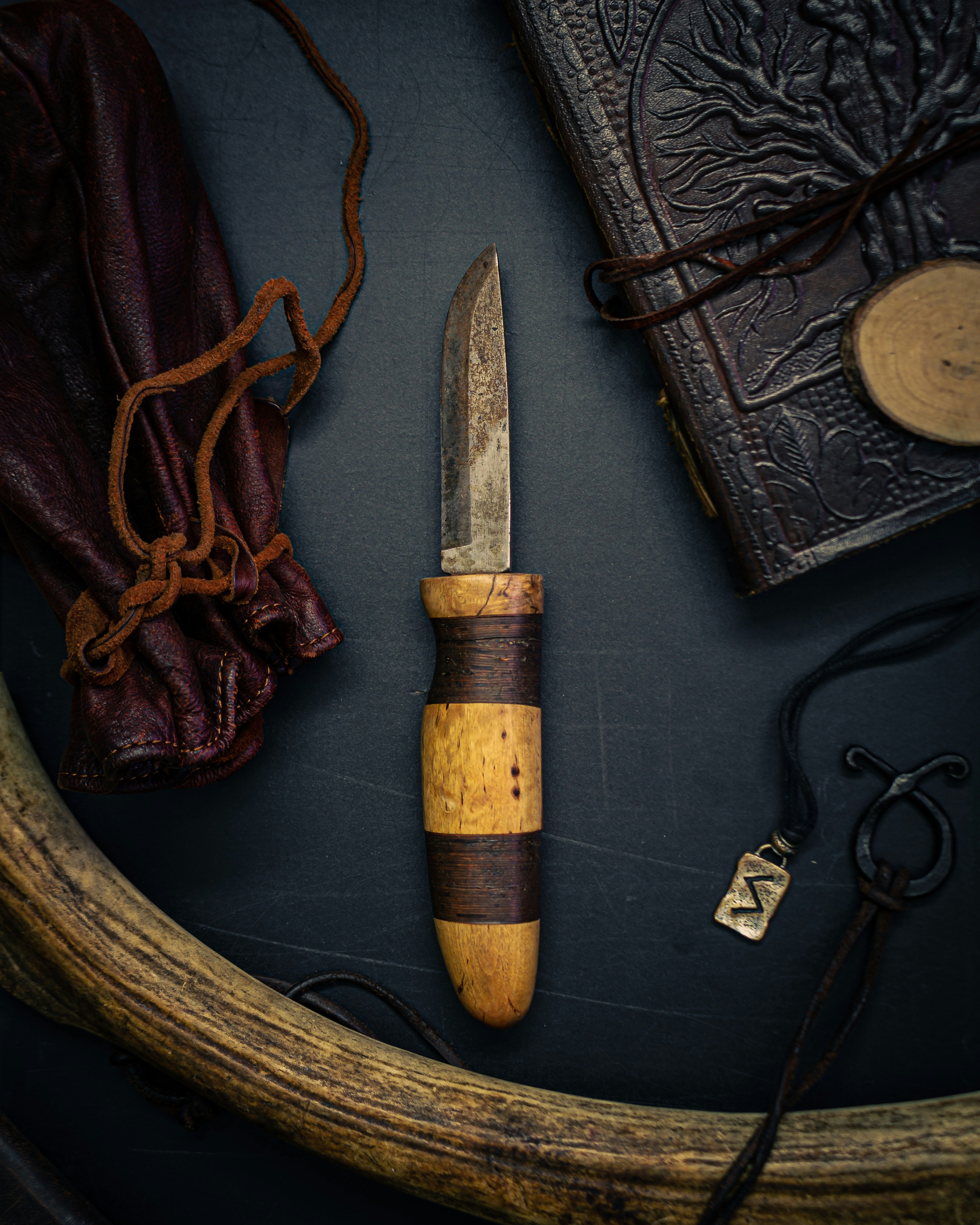 Un cuchillo sentado encima de una mesa junto a un libro