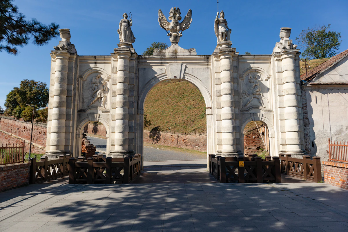 Cazare în Alba Iulia: una dintre porțile baroce ale cetății, cu statui pe arc