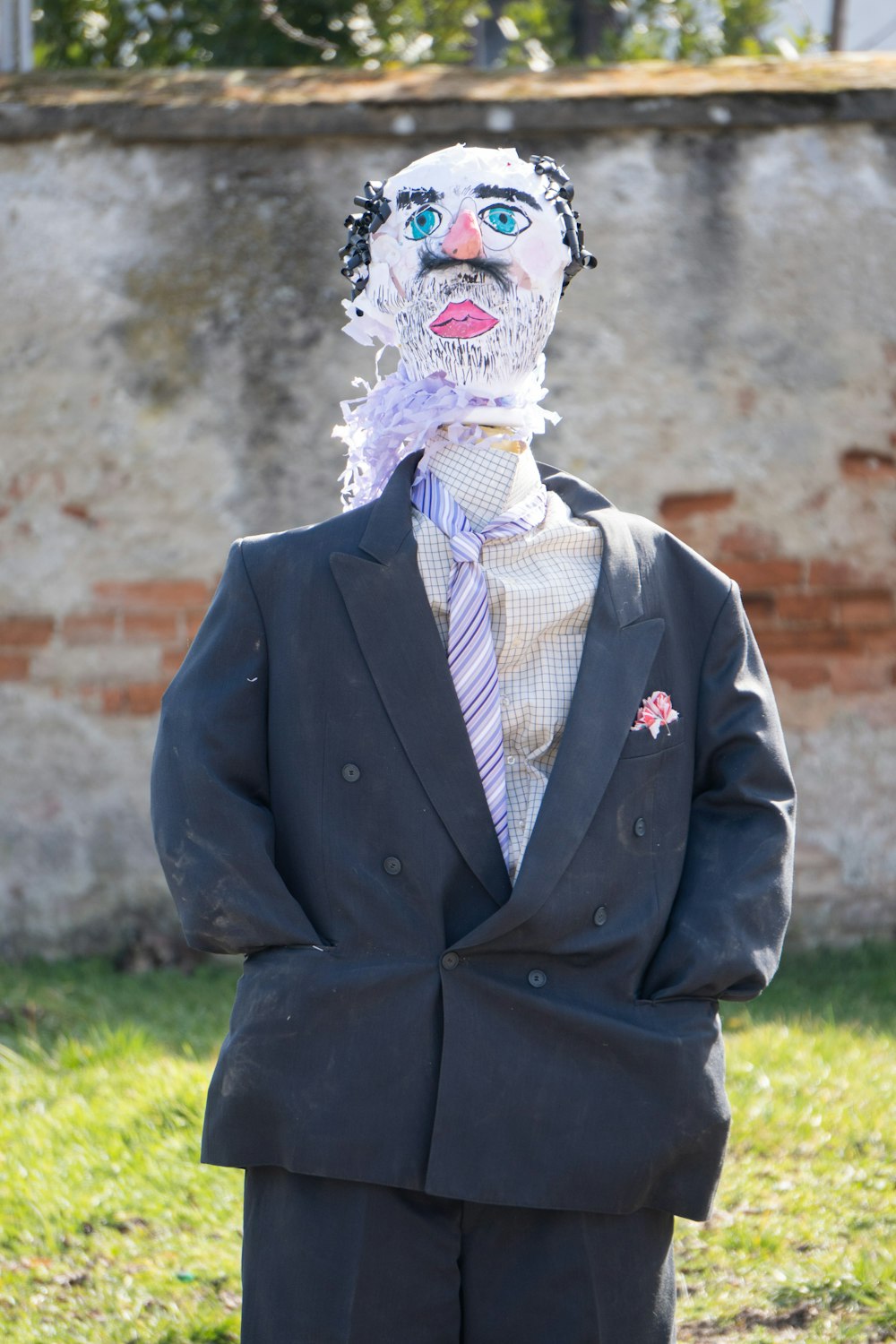 Un uomo in giacca e cravatta con una maschera sul viso