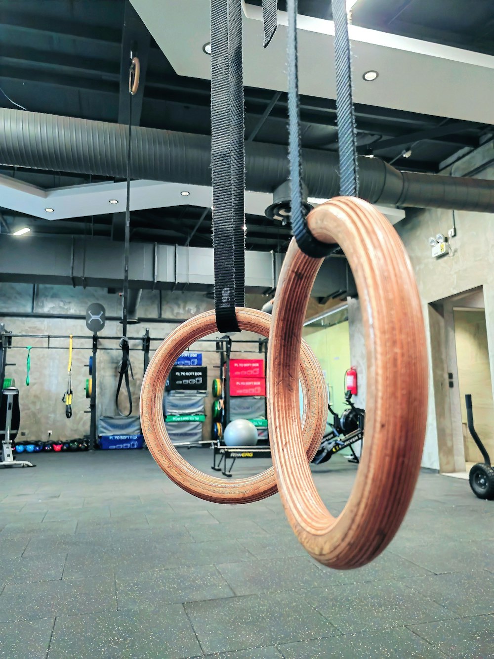 a gym with two rings hanging from the ceiling