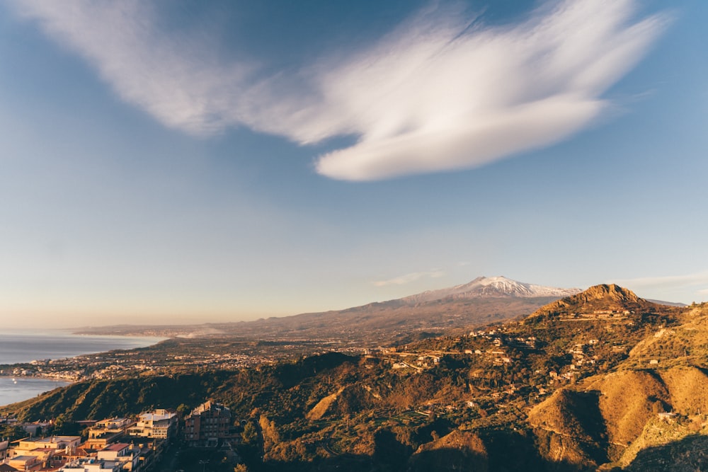 una vista di una montagna con una città sottostante