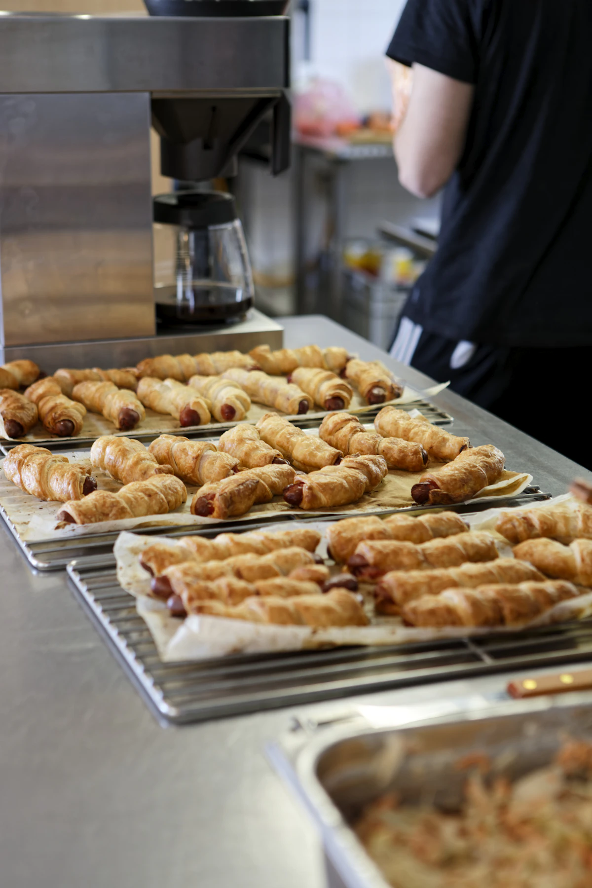 Bandejas de productos horneados alineadas en una cocina
