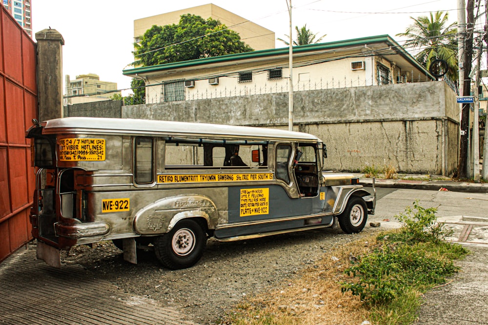 um ônibus velho estacionado na beira da estrada