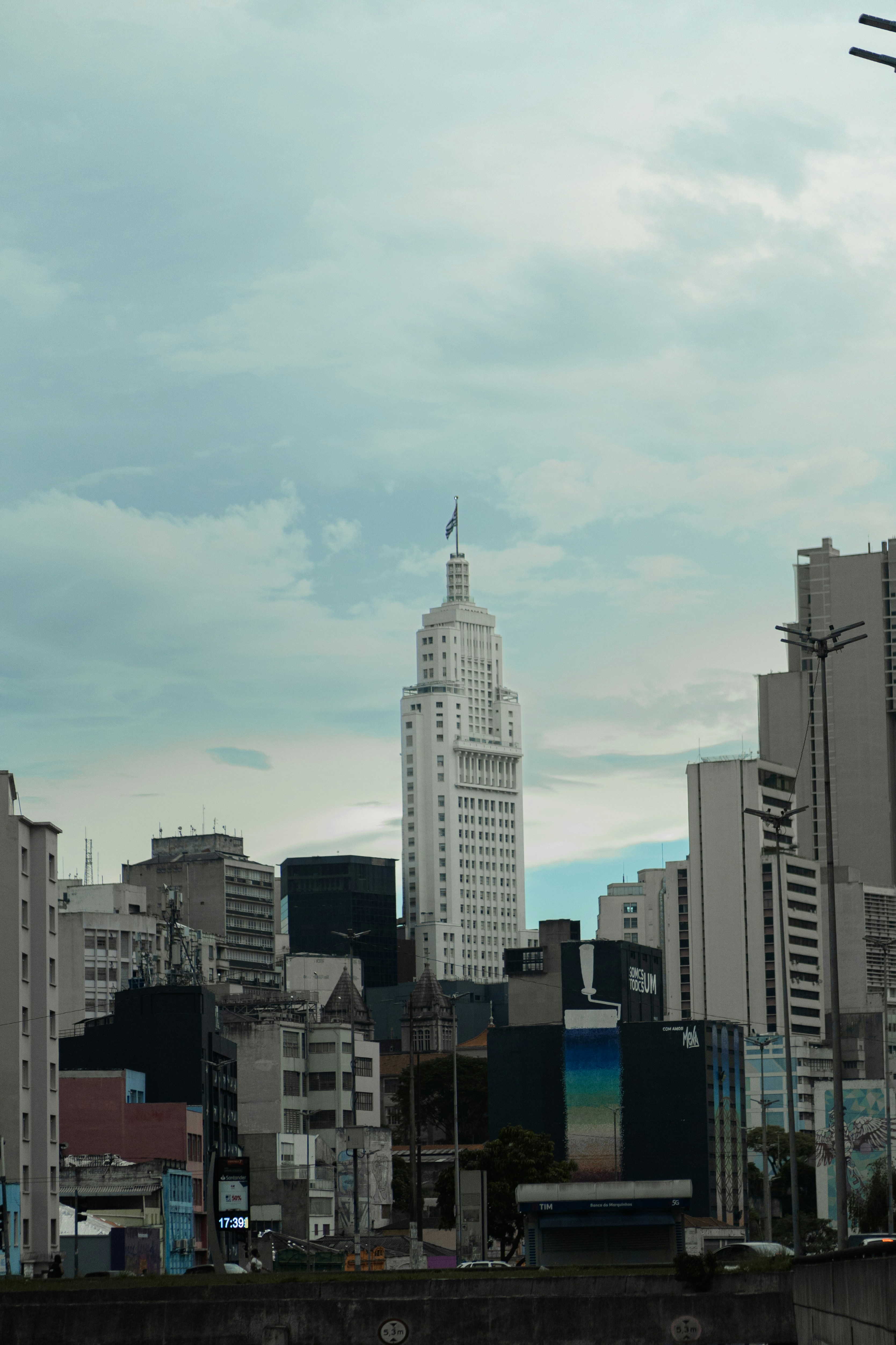 A view of a city with tall buildings photo – Free Car Image on Unsplash