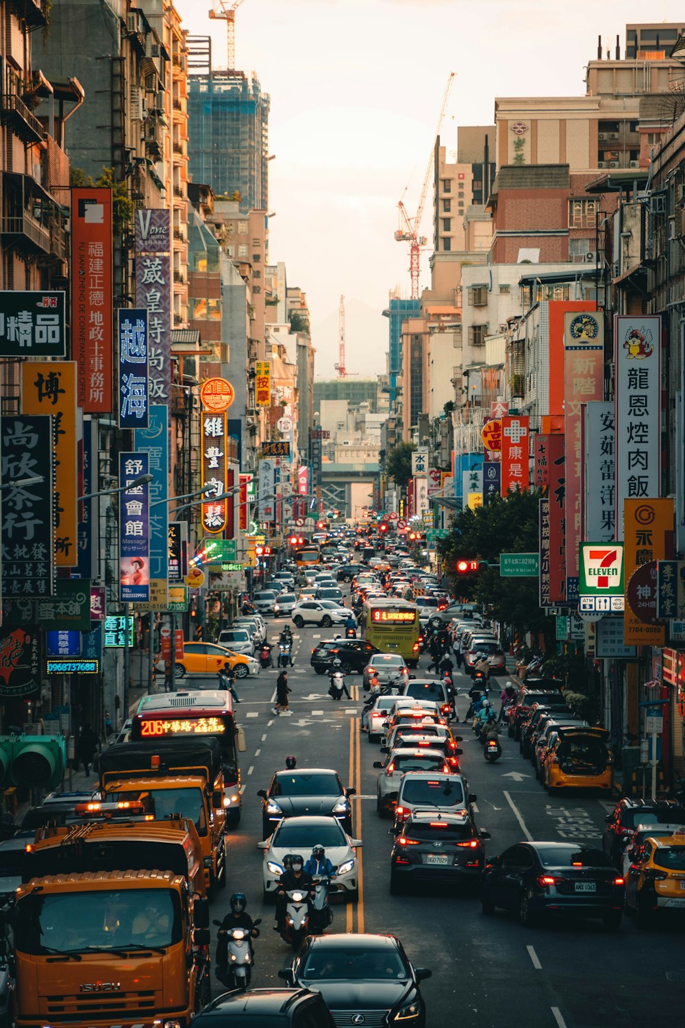 a busy city street filled with lots of traffic