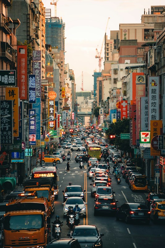 台灣城市道路交通景觀，汽車靠右行駛