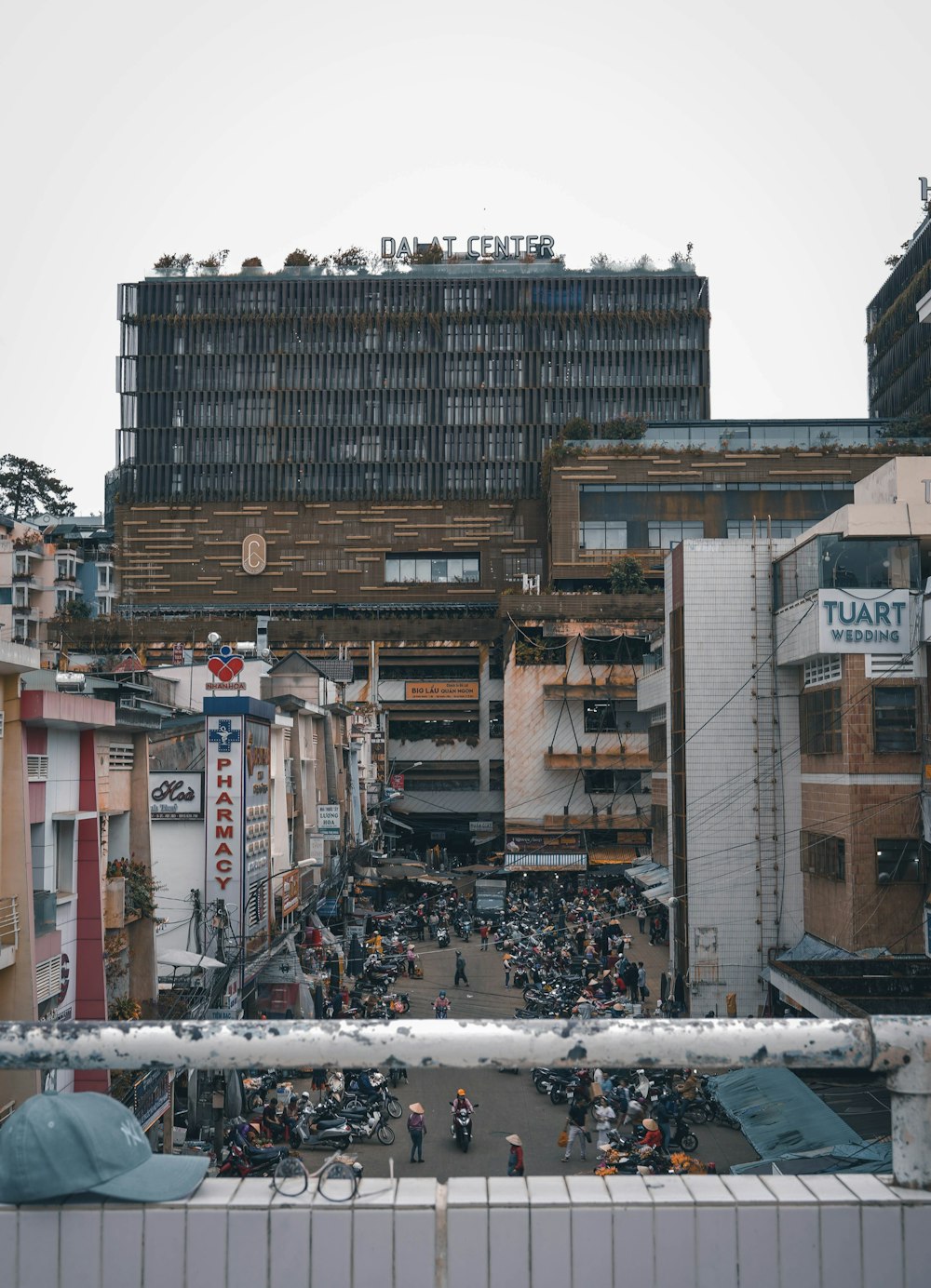 a crowded city street filled with lots of traffic