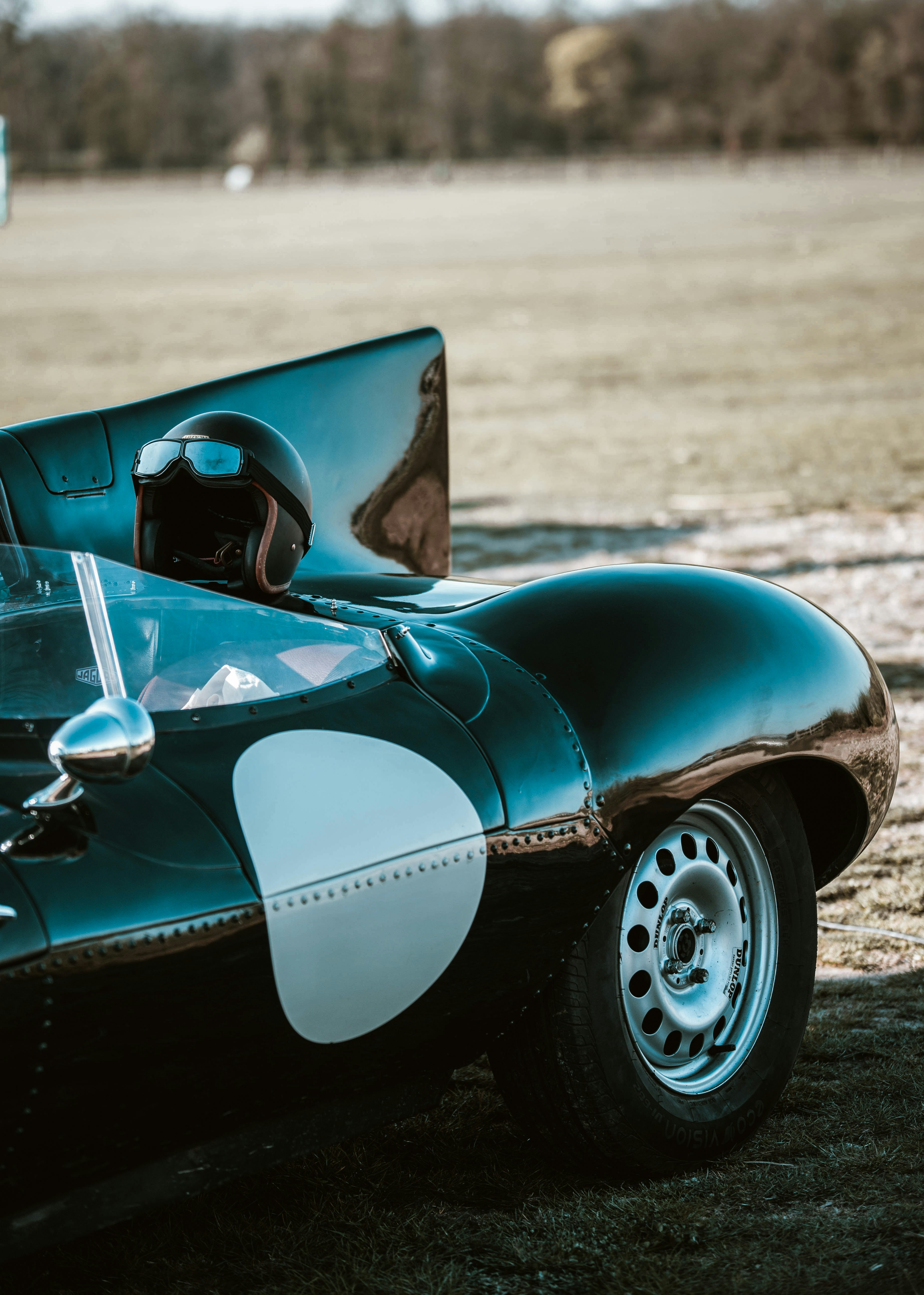 Ein grüner Rennwagen auf einem Feld geparkt