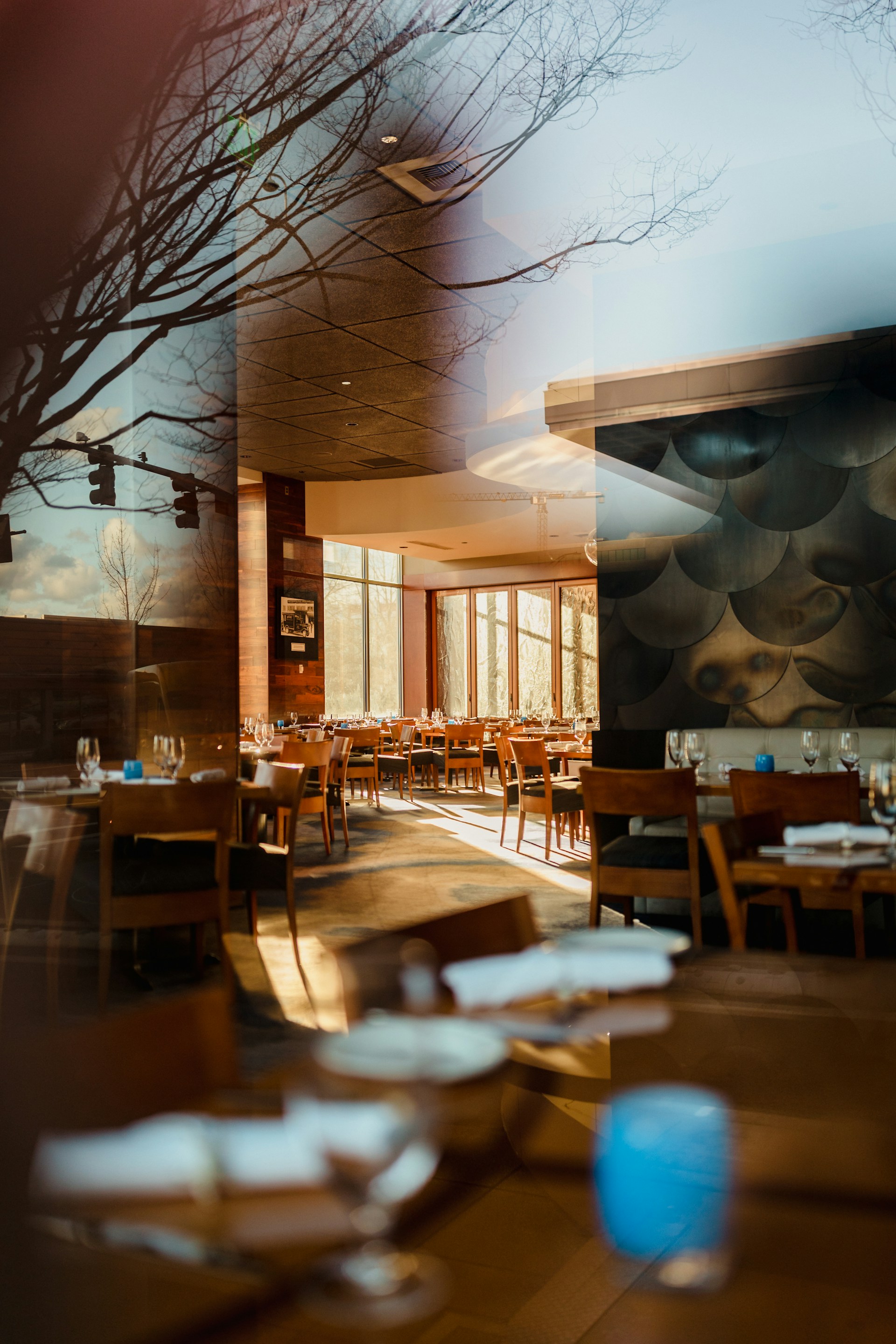 A beautifully set table at Brasserie de Drie Esschen with fresh lunch dishes and natural light coming through the windows.