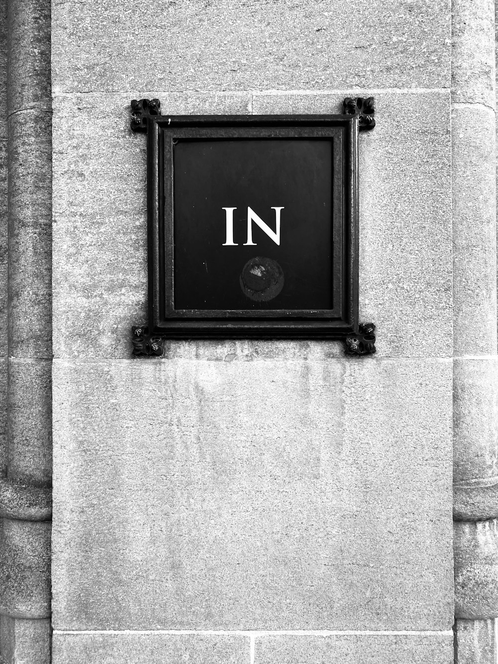 une photo en noir et blanc d’une enseigne sur un bâtiment