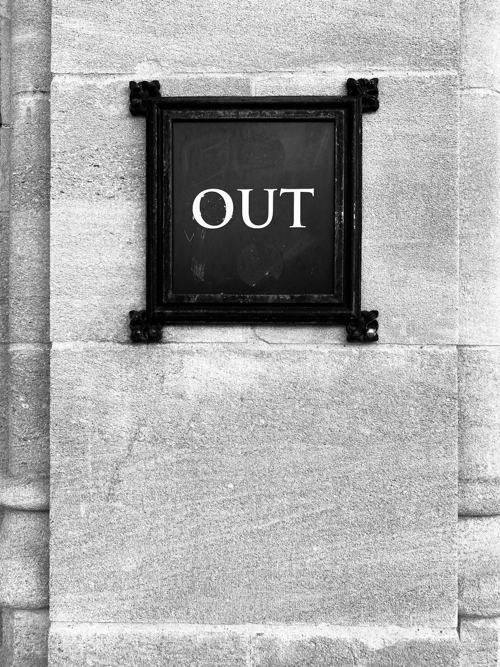 Una foto en blanco y negro de un letrero en un edificio