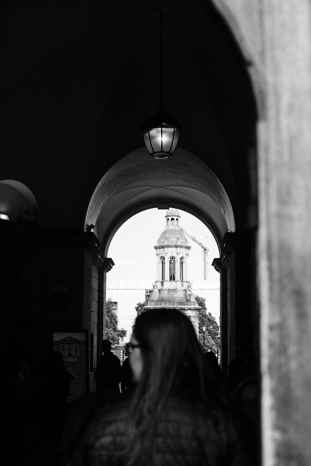 une photo en noir et blanc d’un bâtiment avec une tour de l’horloge