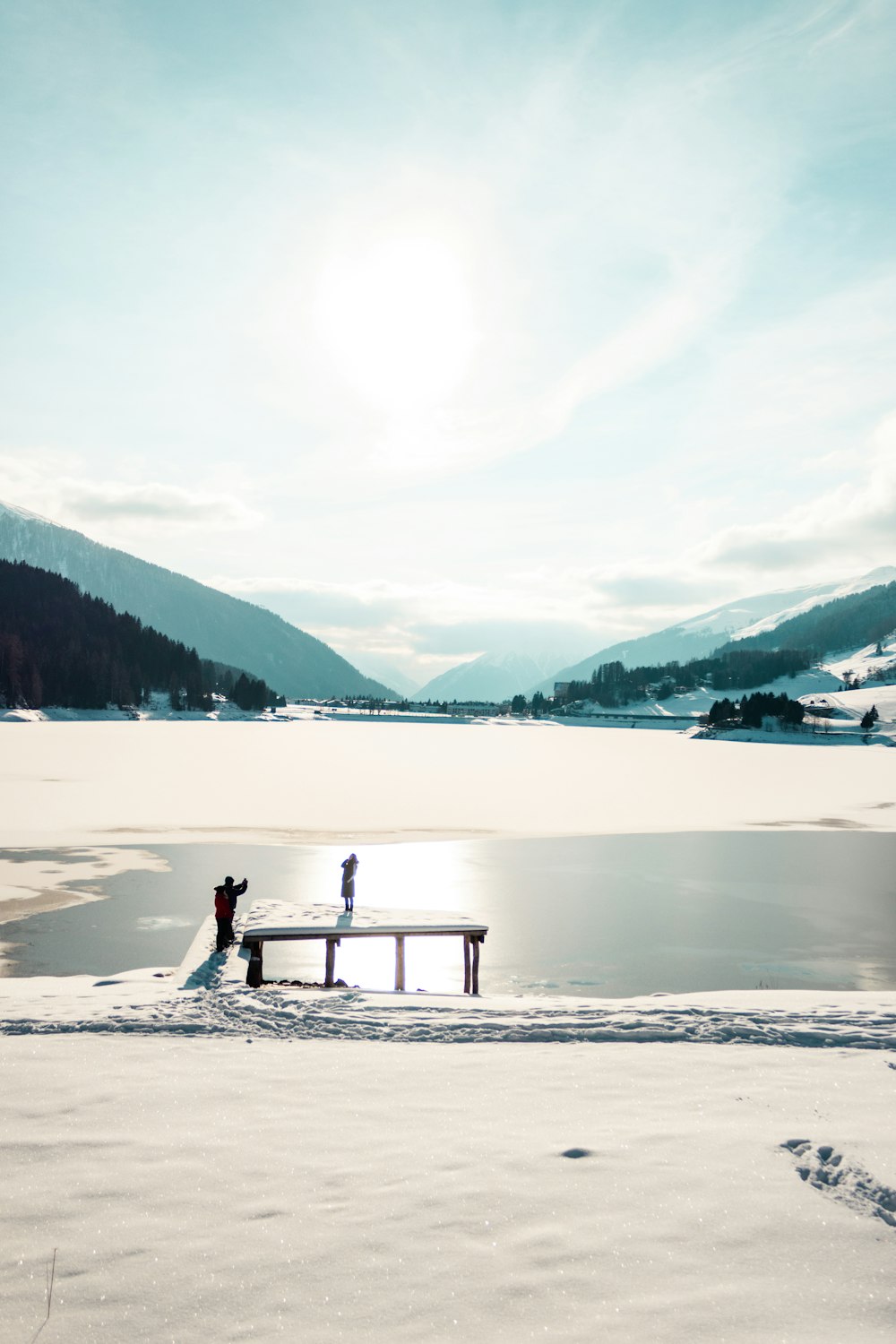 Eine Person sitzt auf einer Bank im Schnee