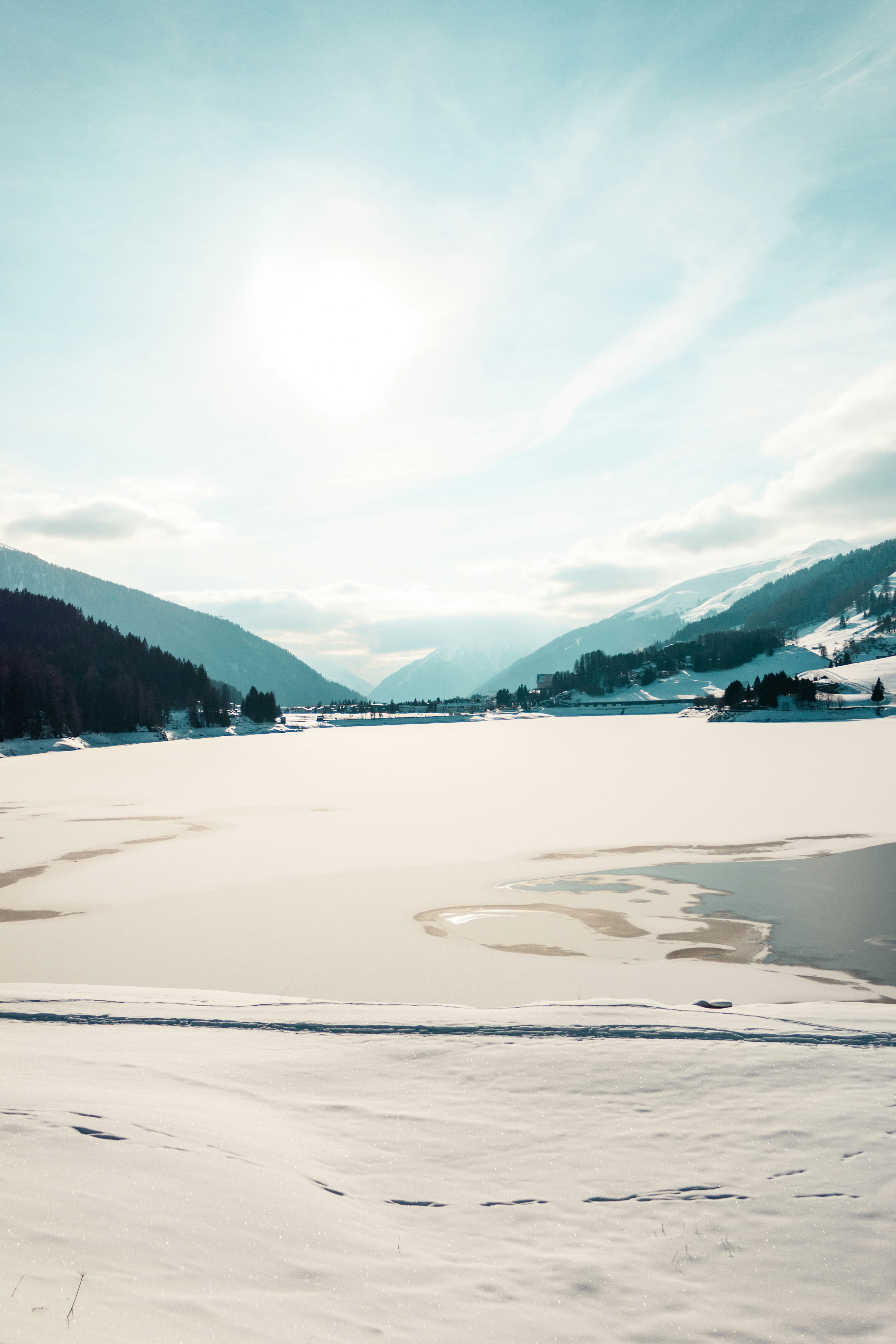 eine Person, die auf einer verschneiten Oberfläche Ski fährt