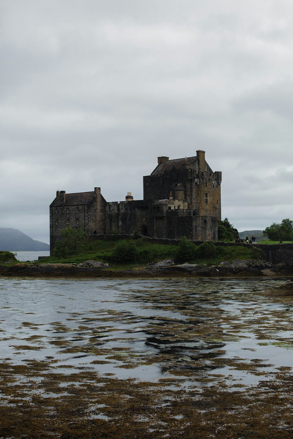 Un château assis au sommet d’un champ verdoyant