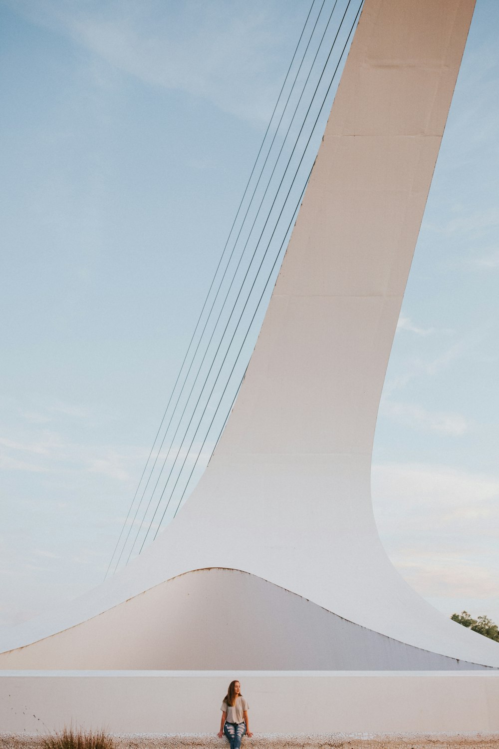 uma mulher em pé na frente de um edifício alto