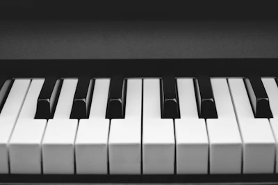 a black and white photo of a piano