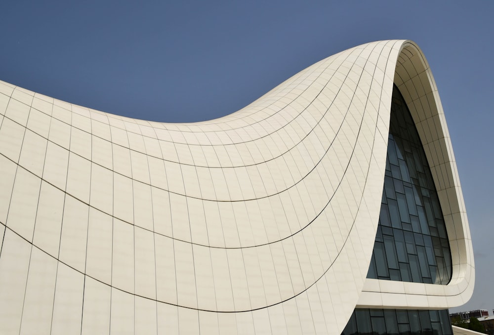 a curved building with a sky background