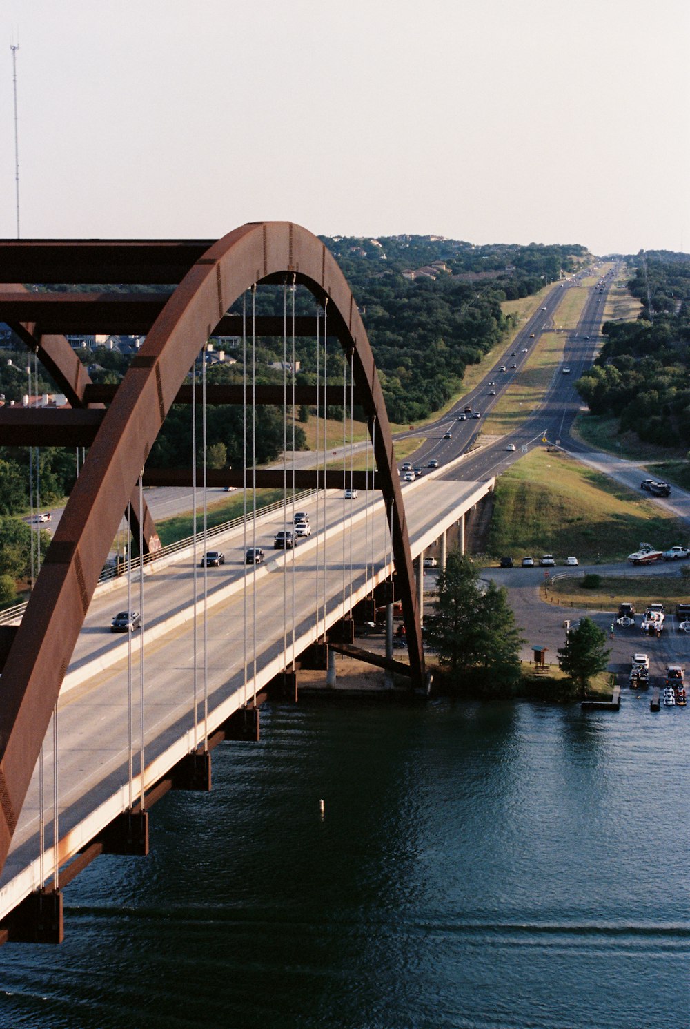 uma vista de uma ponte sobre um corpo de água