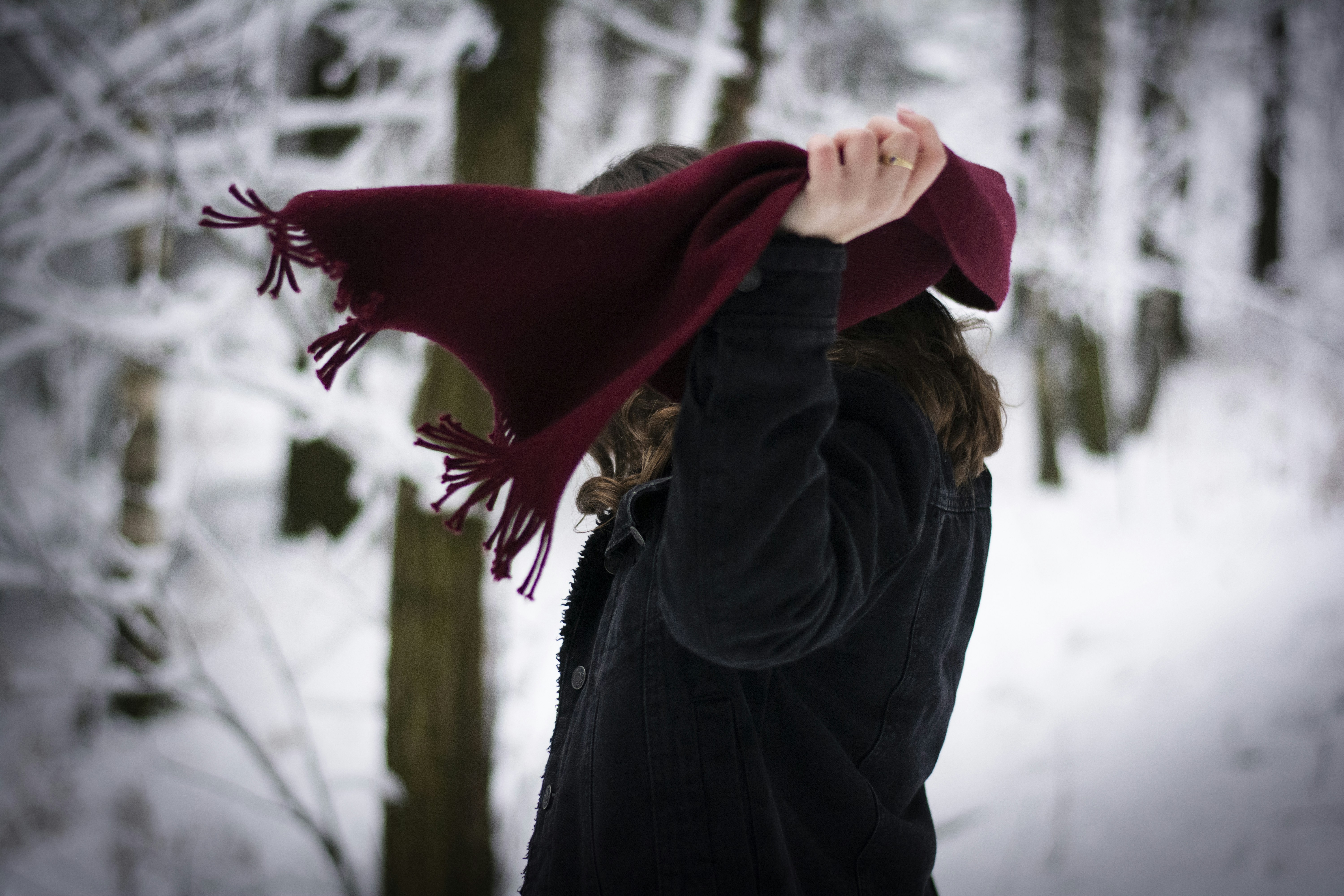 Hinchas con bufandas en tribuna durante un partido de invierno
