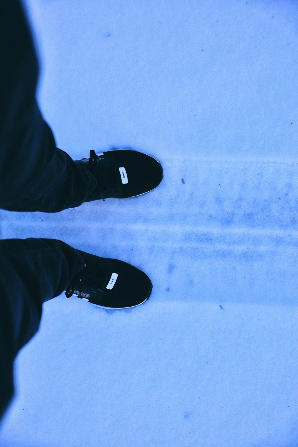 uma pessoa em pé em um chão coberto de neve