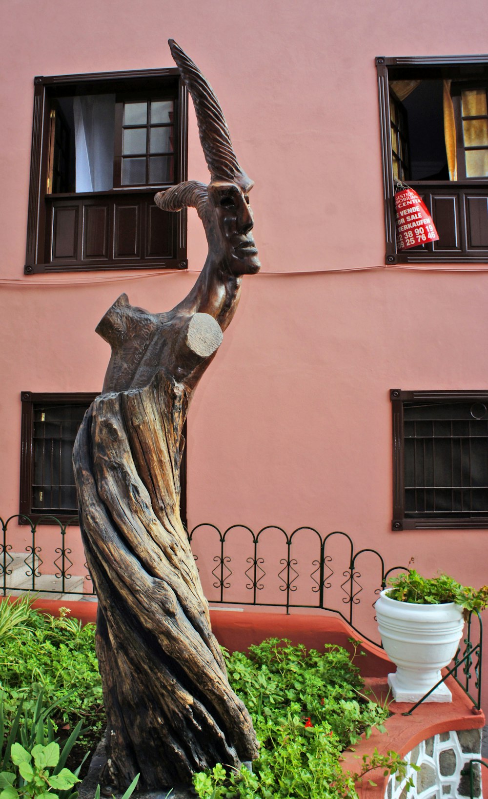 una statua di una donna con un uccello sulla testa
