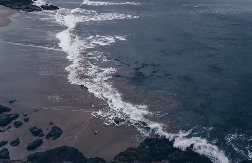 Una vista aérea de una playa con olas entrando