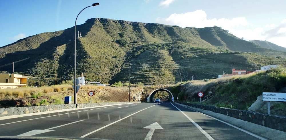 Una strada con una montagna sullo sfondo