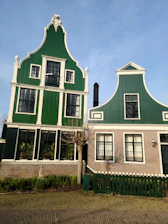 A friendly real estate agent discussing renovation plans with clients in a cozy Dutch home.