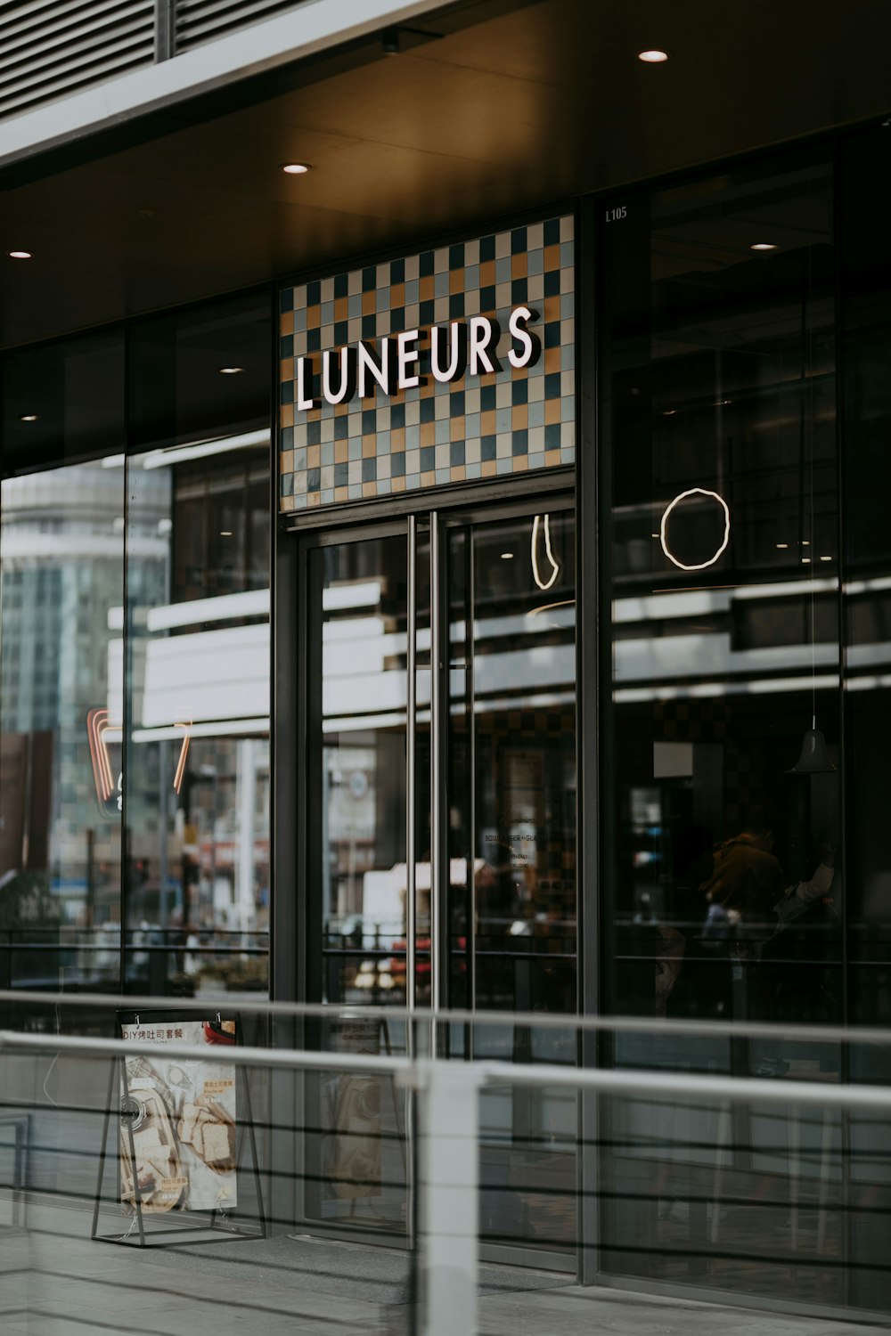 a store front with a sign that reads, linens