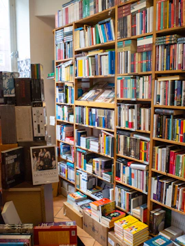 A cozy room filled with shelves of spiritual books in Romanian.