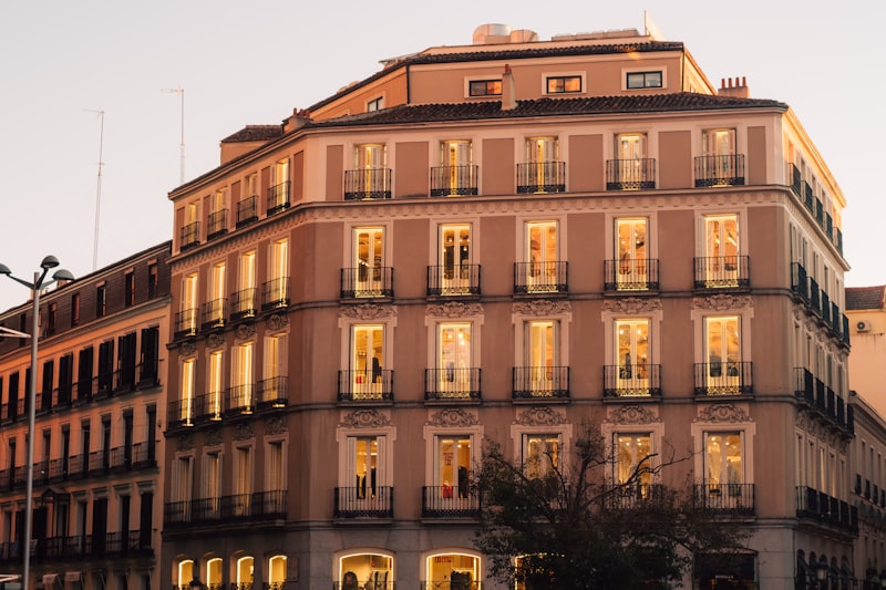 Edificio iluminado en una noche madrileña