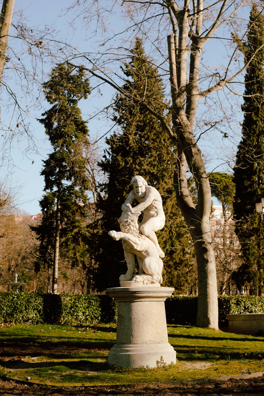 Una statua di una donna che tiene un uccello in un parco