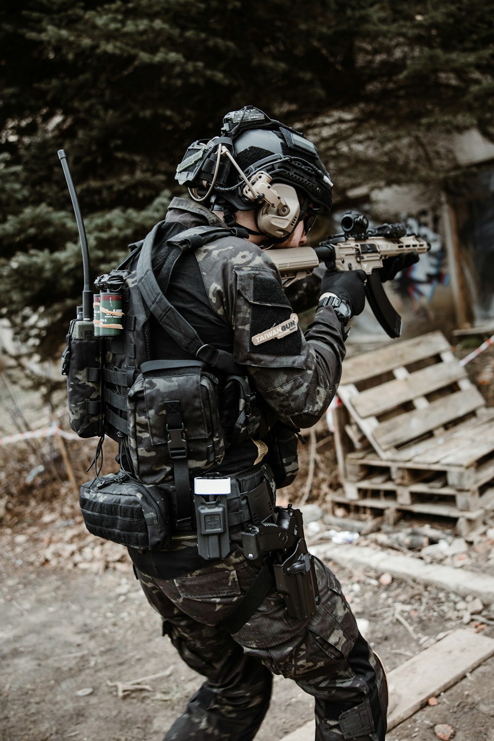 Un homme en tenue de camouflage tenant un fusil à la main photo – Photo  Équipement tactique Gratuite sur Unsplash