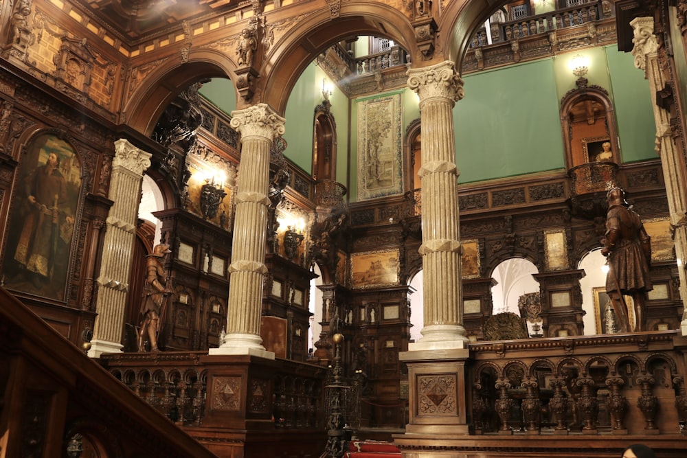 un grand bâtiment orné avec des colonnes et des statues