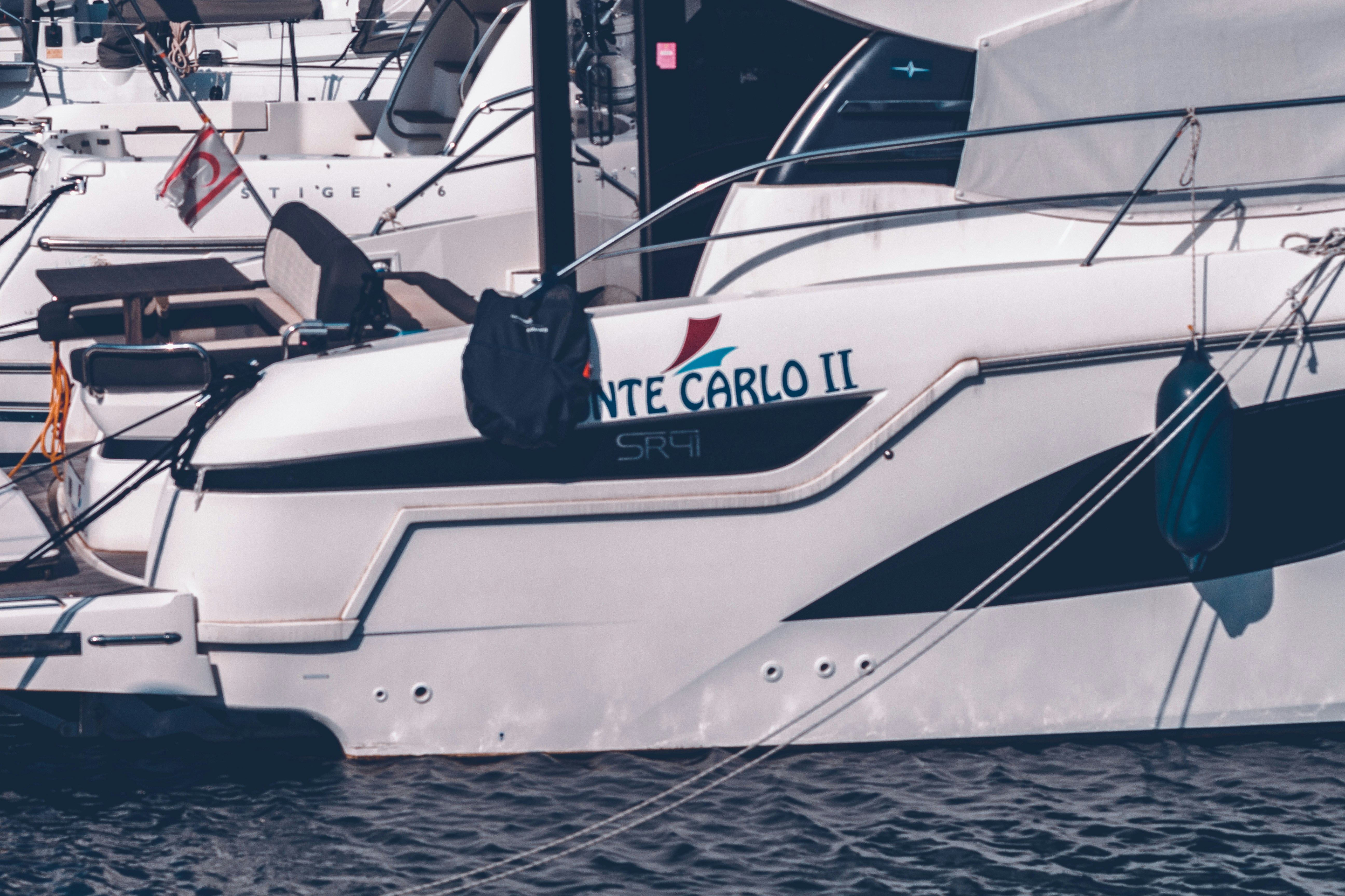 un tas de bateaux qui sont dans l’eau