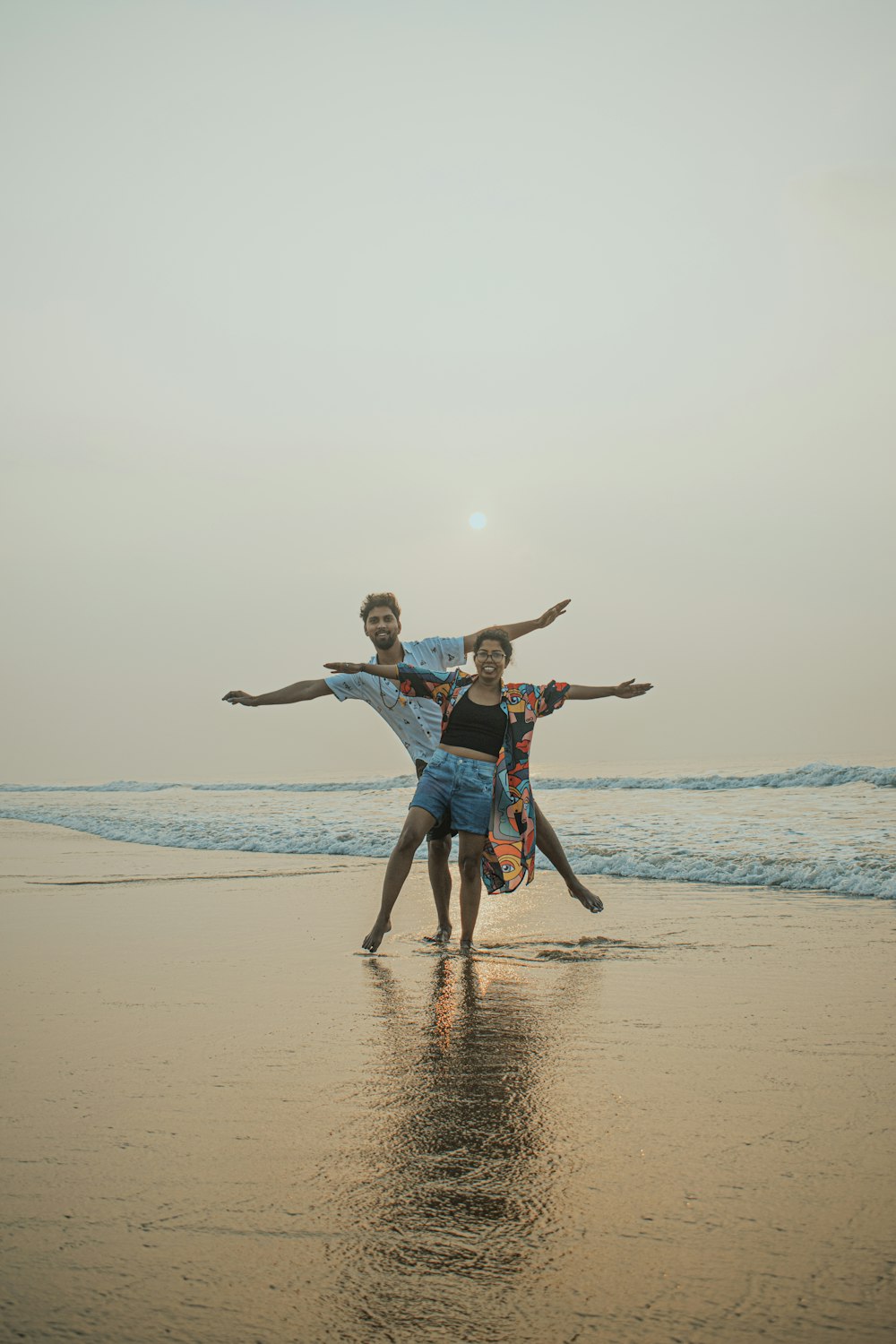 un groupe de personnes debout au sommet d’une plage