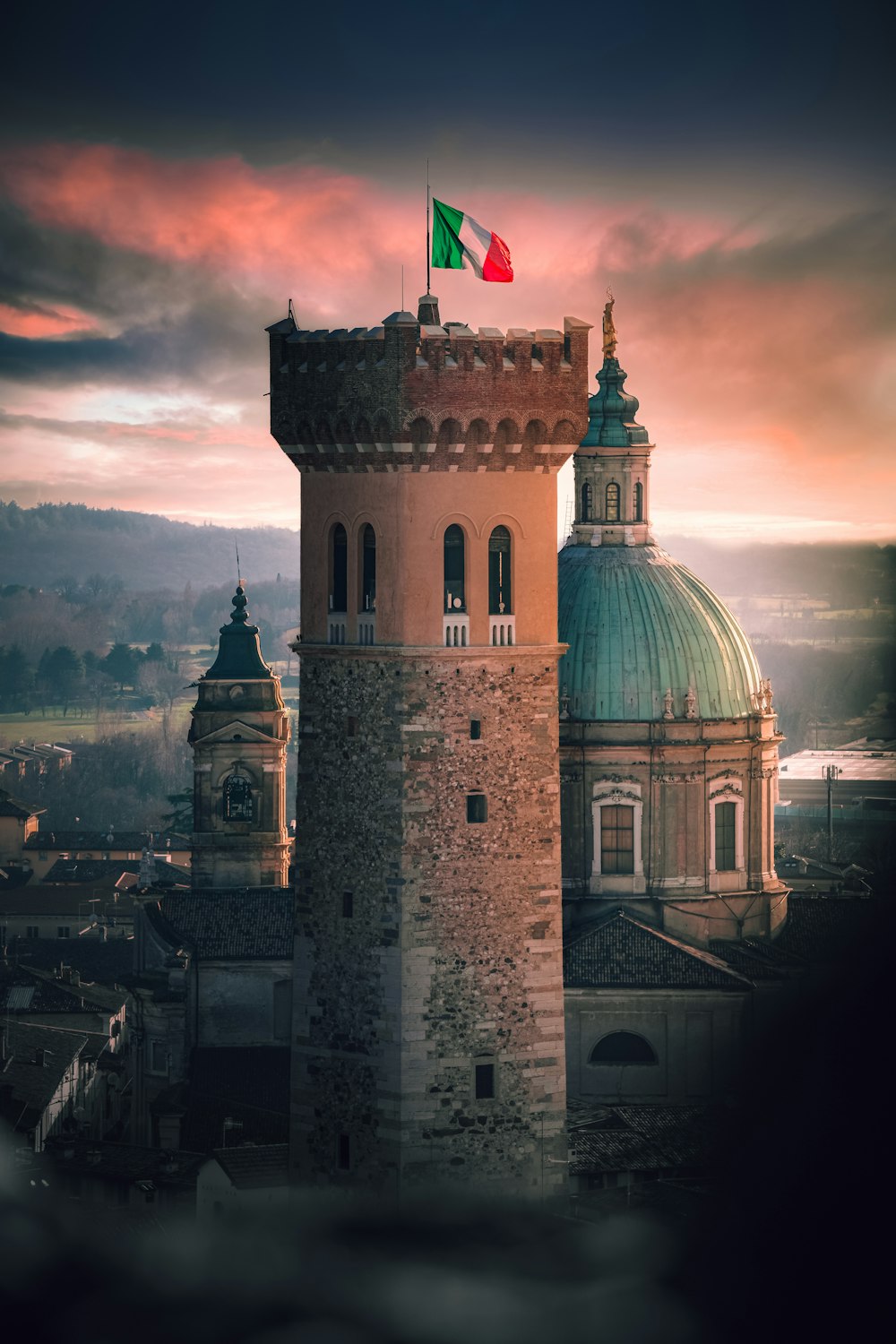 uma torre alta com uma bandeira no topo dela