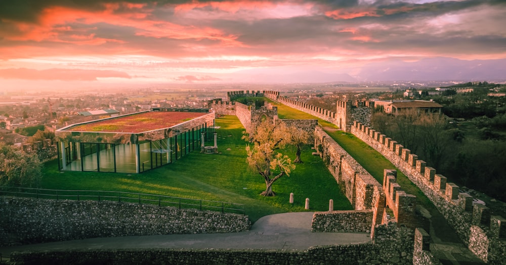 una veduta aerea di un edificio con un tetto verde