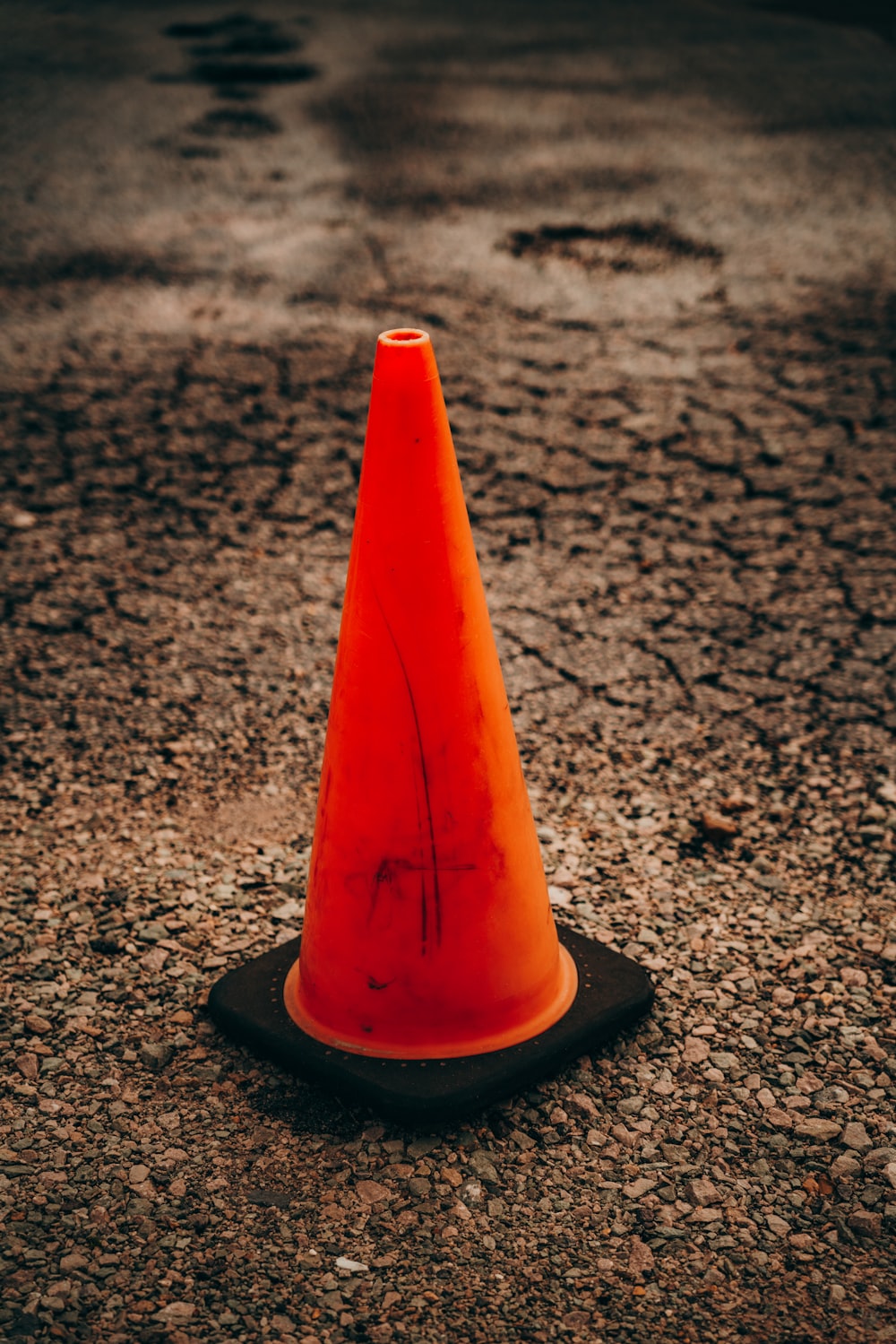 Un cône de circulation orange posé sur le sol photo – Photo Cône Gratuite  sur Unsplash